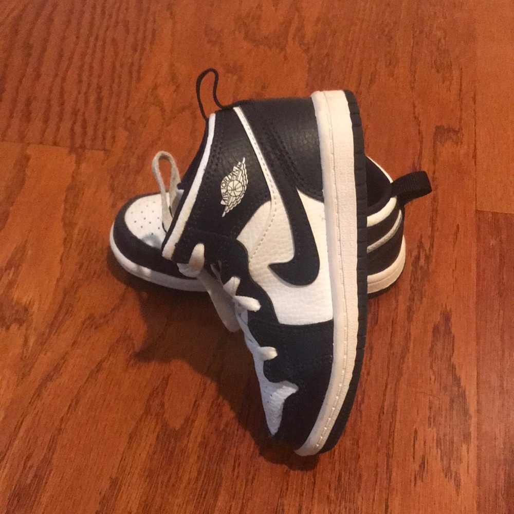 AIR JORDAN 1 MID - Picture 5 of 6